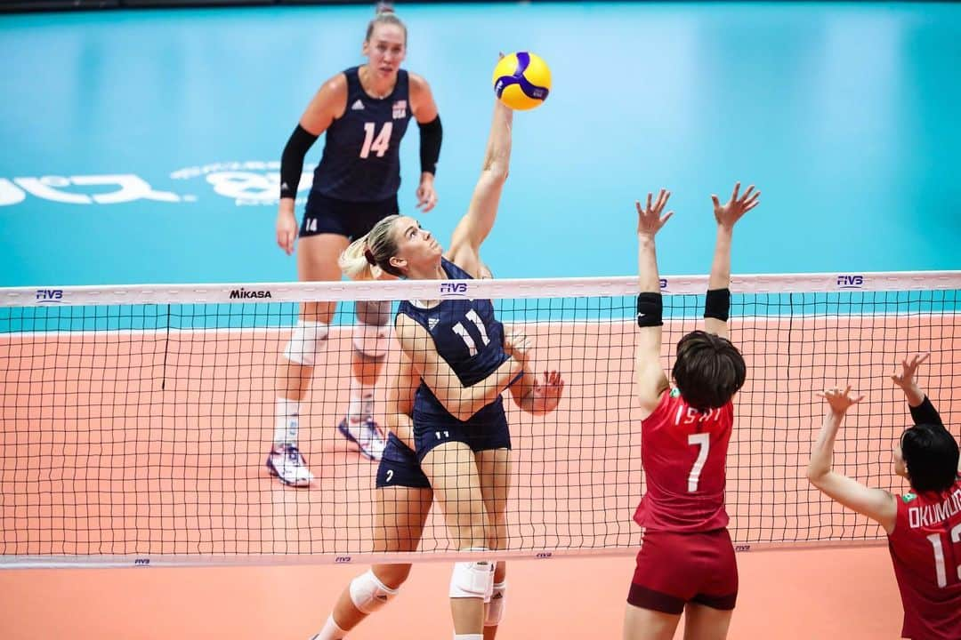 USA Volleyballさんのインスタグラム写真 - (USA VolleyballInstagram)「6️⃣ matches, 6️⃣ victories for @usavwnt to start the FIVB World Cup. @teamusa defeats 🇯🇵 in hard-fought 5-setter to head into Monday’s undefeated showdown with 🇨🇳. Click our bio link for details.」9月23日 0時39分 - usavolleyball