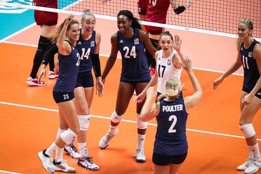 USA Volleyballさんのインスタグラム写真 - (USA VolleyballInstagram)「6️⃣ matches, 6️⃣ victories for @usavwnt to start the FIVB World Cup. @teamusa defeats 🇯🇵 in hard-fought 5-setter to head into Monday’s undefeated showdown with 🇨🇳. Click our bio link for details.」9月23日 0時39分 - usavolleyball