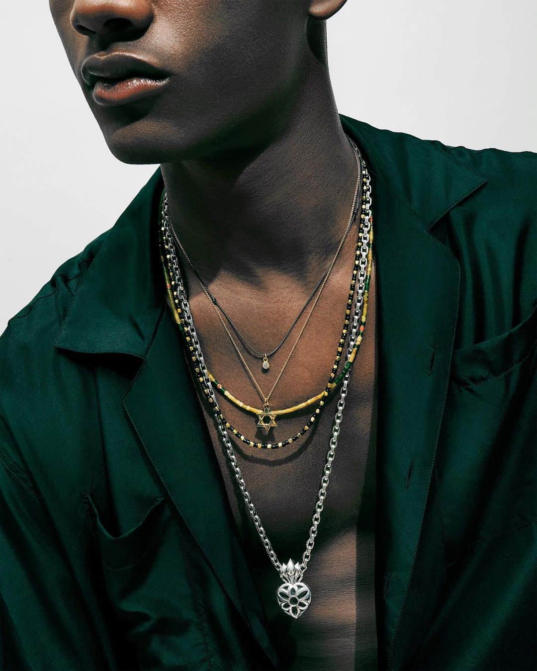 バーニーズ・ニューヨークのインスタグラム：「Mixing metals and playing with lengths adds a dynamic edge to any look and makes each individual piece stand out.  Tap the pic for details.  Photographed by: @hippopigemous」