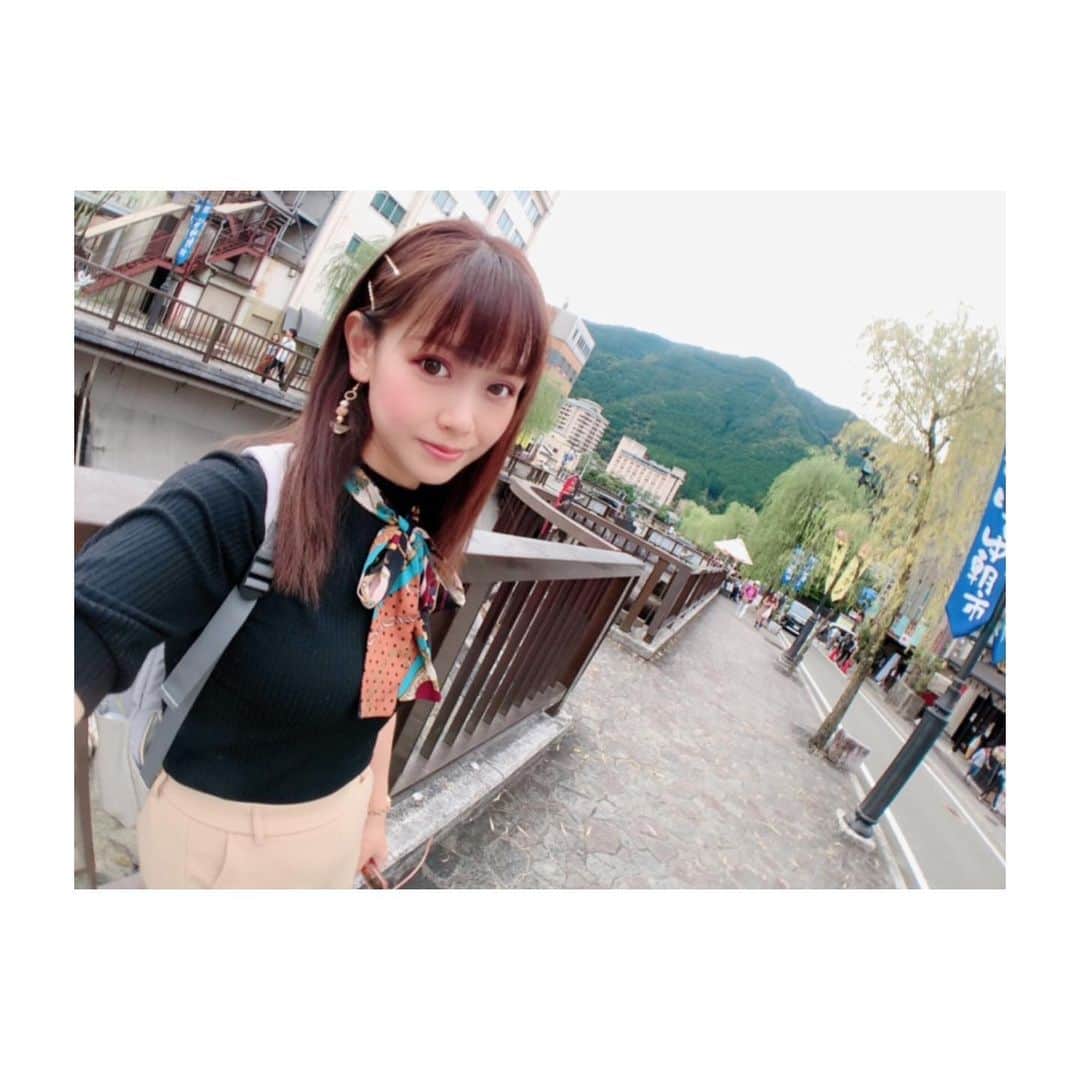 のインスタグラム：「家族で温泉🐸♨️ #下呂温泉 #温泉街 #川 #自然 #旅行 #温泉 #ぶらぶり」
