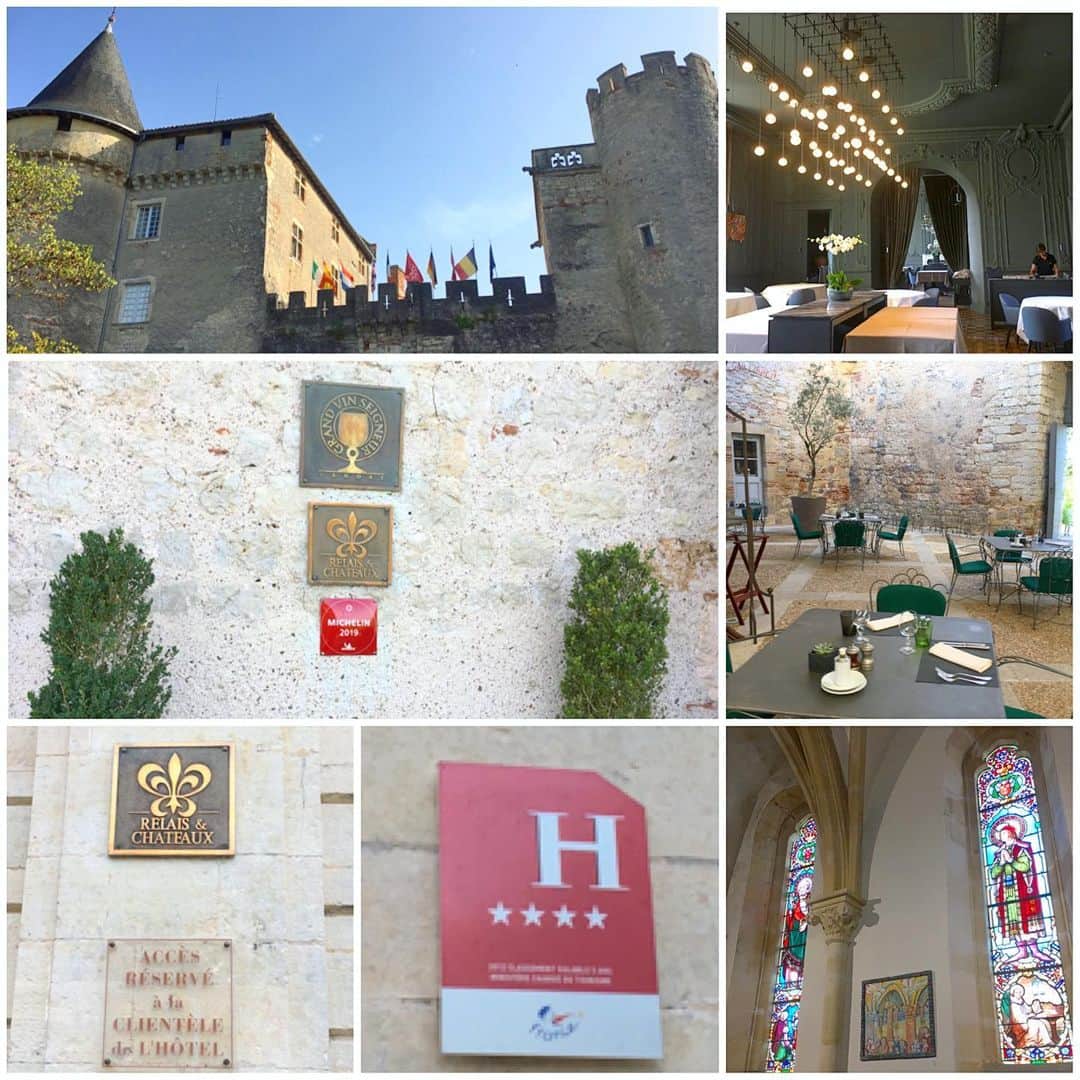 bon ponさんのインスタグラム写真 - (bon ponInstagram)「南フランス オクシタニー地方の旅🇫🇷 9月15日(日)続き 【Château de Mercuès】 13世紀に建築された古城。100年戦争や宗教戦争を免れ1905年の政教分離まではカオールの司教の夏の別荘として使われていました。AOCカオールワインの製造もおこなっており、年間15万本ものワインを生産している。 ＊ お城のホテルに泊まれるなんて、夢のようでした🏰 地下にはワインセラーがあり、見学させていただきました。ワインのテイスティングも(私達は香りだけ)🍷 ディナーは素敵な中庭でいただきました🍽 とても優雅な気分に酔いしれました😍😍 ・ @Tourisme_en_Occitanie ・ ・ #TourismeOccitanie #tourismelotdordogne #visitsclapopie #valleedulot #フランス観光開発機構 #南フランス #オクシタニー地方 #カオール #夫婦 #60代 #ファッション #コーディネート #リンクコーデ #夫婦コーデ #グレイヘア #白髪 #共白髪 #couple #over60 #fashion #coordinate #instafashion #instagramjapan #greyhair #bonpon511 ・ つづく」9月23日 0時49分 - bonpon511