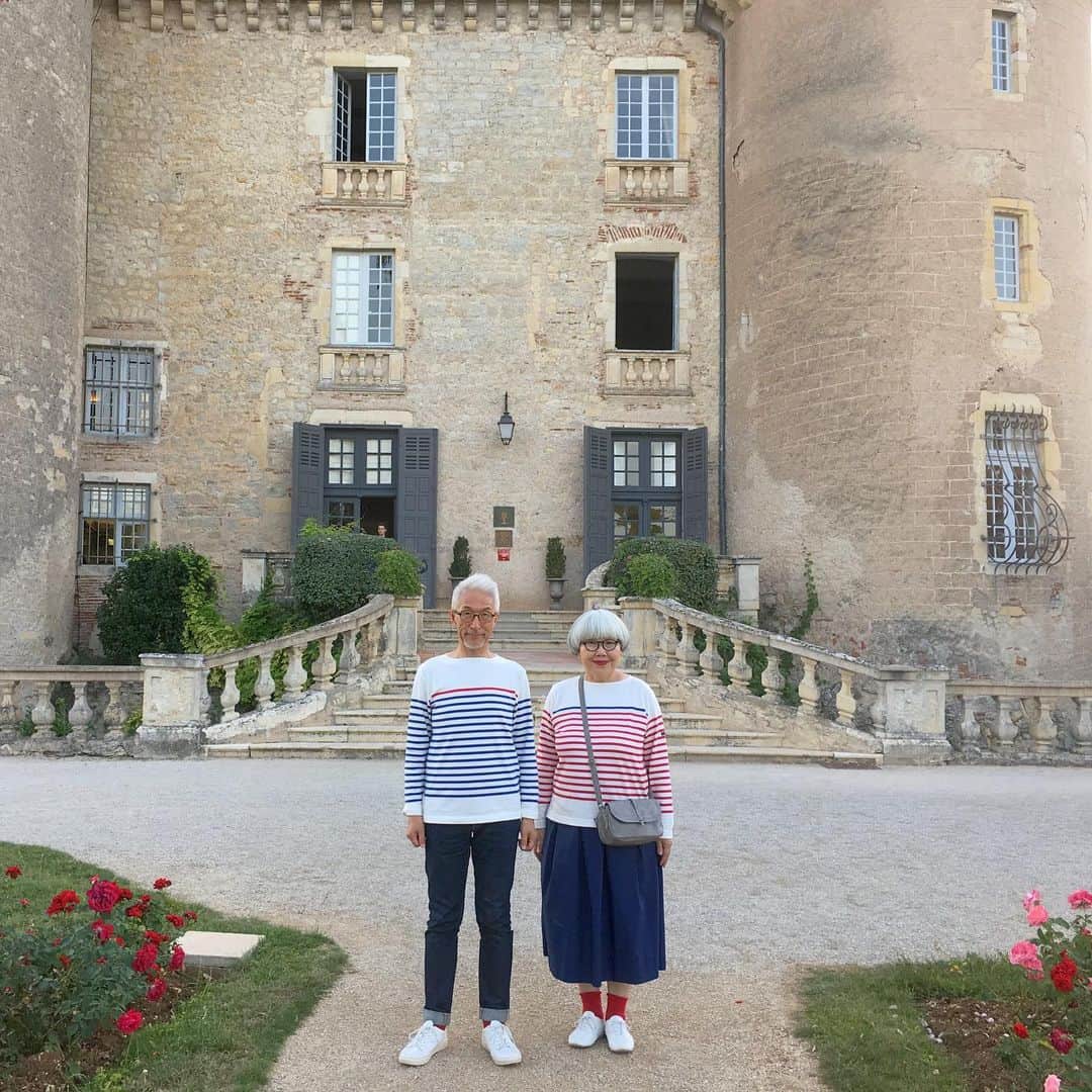 のインスタグラム：「南フランス オクシタニー地方の旅🇫🇷 9月15日(日)続き 【Château de Mercuès】 13世紀に建築された古城。100年戦争や宗教戦争を免れ1905年の政教分離まではカオールの司教の夏の別荘として使われていました。AOCカオールワインの製造もおこなっており、年間15万本ものワインを生産している。 ＊ お城のホテルに泊まれるなんて、夢のようでした🏰 地下にはワインセラーがあり、見学させていただきました。ワインのテイスティングも(私達は香りだけ)🍷 ディナーは素敵な中庭でいただきました🍽 とても優雅な気分に酔いしれました😍😍 ・ @Tourisme_en_Occitanie ・ ・ #TourismeOccitanie #tourismelotdordogne #visitsclapopie #valleedulot #フランス観光開発機構 #南フランス #オクシタニー地方 #カオール #夫婦 #60代 #ファッション #コーディネート #リンクコーデ #夫婦コーデ #グレイヘア #白髪 #共白髪 #couple #over60 #fashion #coordinate #instafashion #instagramjapan #greyhair #bonpon511 ・ つづく」