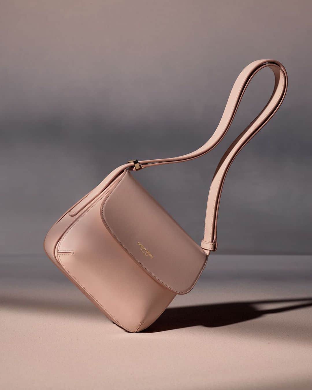 Armani Officialさんのインスタグラム写真 - (Armani OfficialInstagram)「#GALaPrima “La Prima, the bag that encapsulates my idea of elegance and personality, of style and function, came from the need to offer an emancipated and sophisticated woman an accessory fit for her wardrobe." Giorgio Armani​」9月23日 1時01分 - emporioarmani