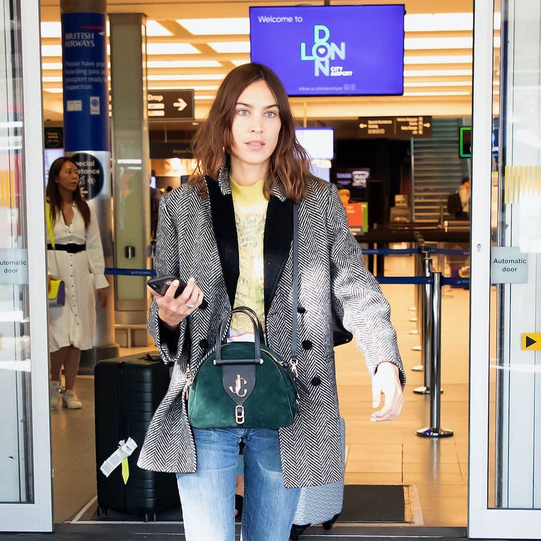 Jimmy Chooさんのインスタグラム写真 - (Jimmy ChooInstagram)「Spotted: @alexachung arrives in London wearing our VARENNE bowling bag #JCCollection」9月23日 1時00分 - jimmychoo