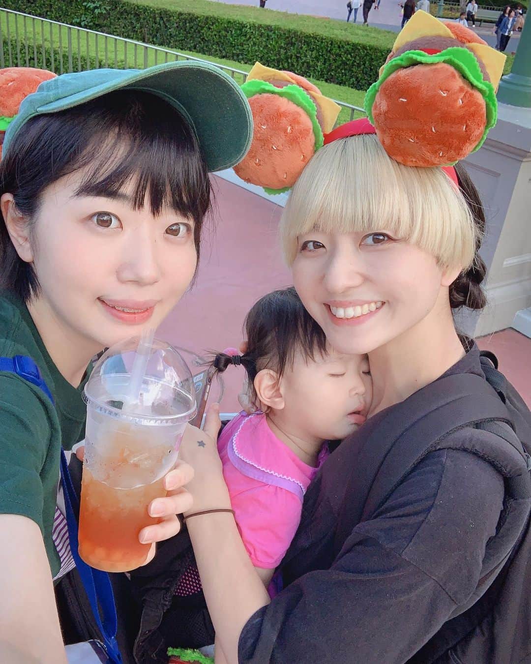 maatamagosanのインスタグラム：「頭にハンバーガーつけた姉妹🍔🍔 遊び疲れて変な顔で熟睡する子🐥」