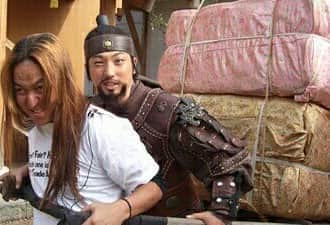 イ・スンヒョのインスタグラム：「무려 12년 전. ‘신입사관 구해령’의 ‘한현희’감독님과 ‘대조영’ 함께하던 시절.(이 사진 보니 나는 좀 늙은...듯?)」