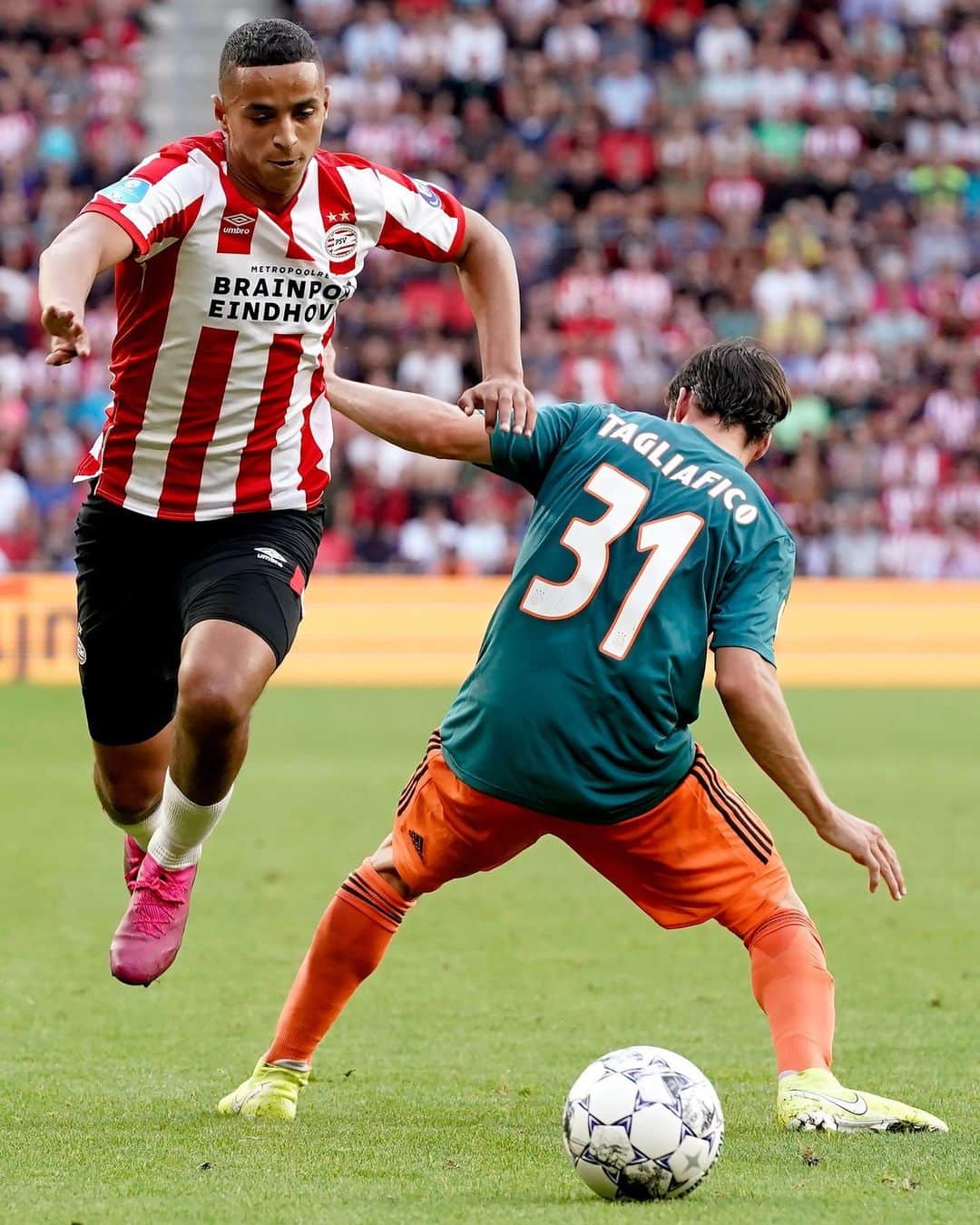 PSVアイントホーフェンさんのインスタグラム写真 - (PSVアイントホーフェンInstagram)「Both teams get ☝🏻 point.  PSV - Ajax ends in 1-1. #PSVAJA」9月23日 1時36分 - psv