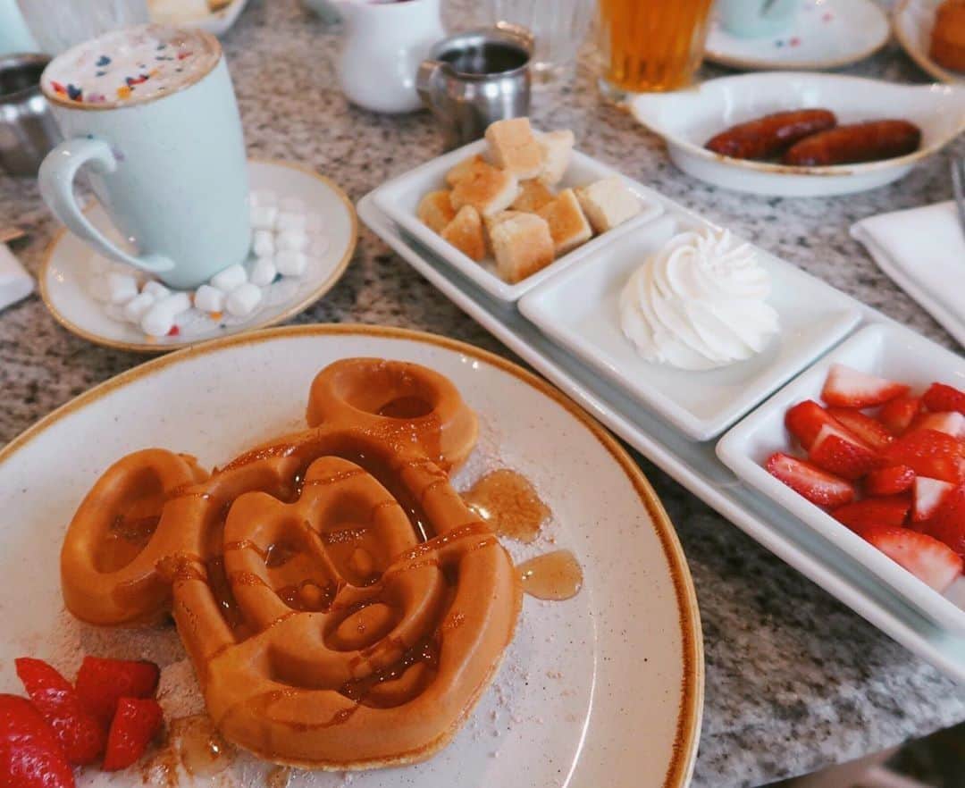 Walt Disney Worldのインスタグラム：「Brunch is even sweeter with Mickey-shaped Waffles! Tag a brunch buddy you’d share this with. 😋🍽️ #GrandFloridian #WaltDisneyWorld (📷: @lucecollier)」