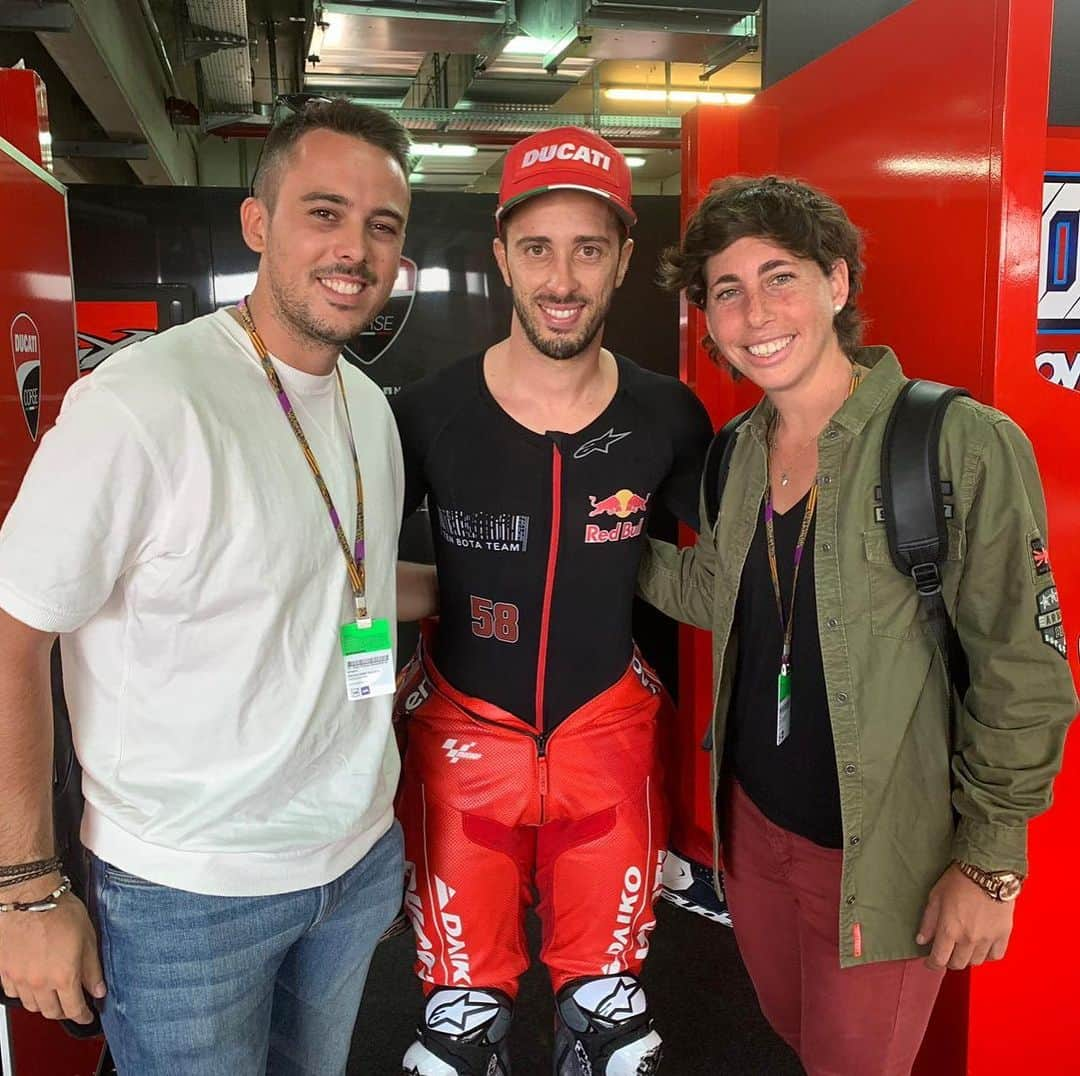 カルラ・スアレス・ナバロさんのインスタグラム写真 - (カルラ・スアレス・ナバロInstagram)「So happy to meet 🇮🇹@andreadovizioso!! Congrats on your 2nd place! Thanks @arturvilalta and @ducatimotor.  What a great day in Motorland! 🏍💨✌🏻🏁 ⠀⠀⠀⠀⠀⠀⠀⠀⠀ #MotoGP #races #motorland #AragonGP #dovizioso #motorcycling #picoftheday」9月23日 1時30分 - carlasuareznava