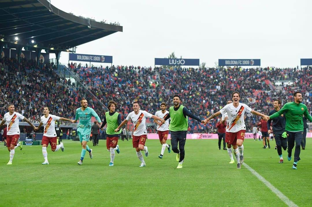 ハビエル・パストーレのインスタグラム：「Gran trabajo en  EQUIPO,  hasta el ultimo segundo . 3 puntos para ROMA @officialasroma 💛❤️👏」