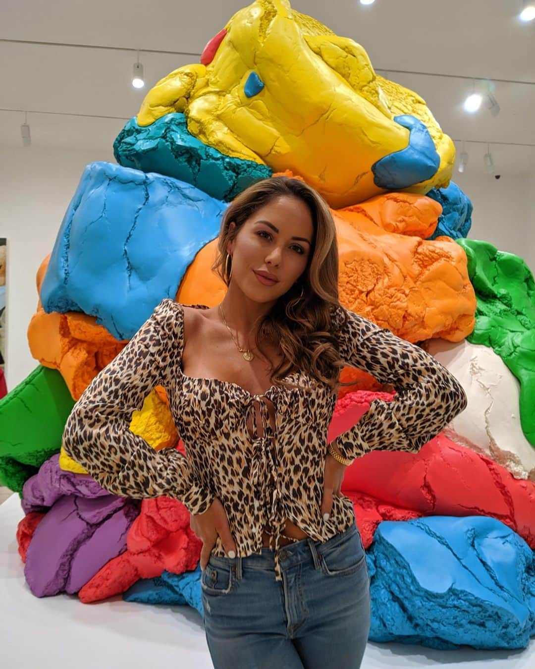 ブリトニー・パーマーさんのインスタグラム写真 - (ブリトニー・パーマーInstagram)「Dance in the hidden language of the soul. - Martha Graham Got to check out the Museo Jumex before the fights - a beautiful @jeffkoons exhibition!  #ootd  Top @majorelle_collection  Jeans @grlfrnd  Shoes @rayethelabel  @revolve #revolveme」9月23日 1時55分 - brittneypalmer