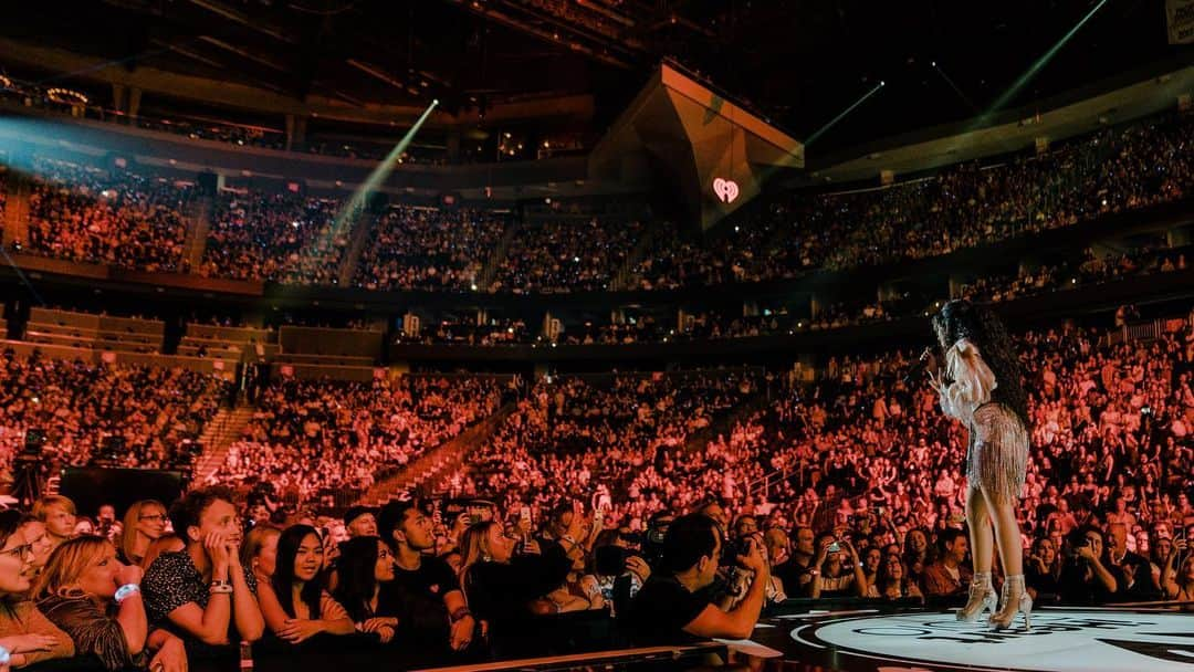 カミラ・カベロさんのインスタグラム写真 - (カミラ・カベロInstagram)「performing these songs for the first time w a sinus infection was damn rough not gonna lie, this night was challenging, but still made me sooooo excited to start performing again and see you guys 😫😫😫 I missed it so much, thanks for making me feel so good with your comments this night ! you make a girl feel goooooood, I love you ! see you so soon #iheartradiomusicfestival ❤️」9月23日 1時51分 - camila_cabello