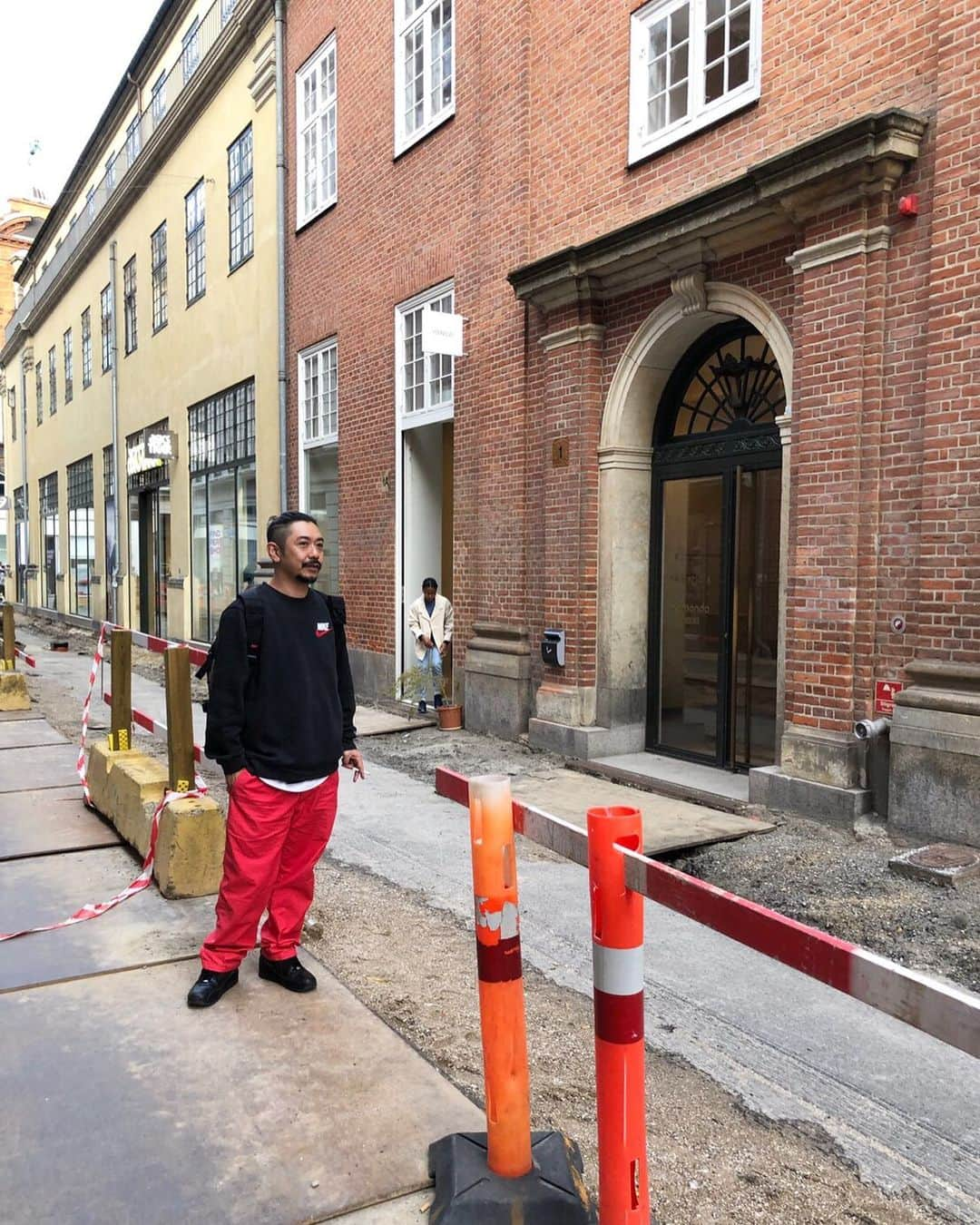 朝日光輝さんのインスタグラム写真 - (朝日光輝Instagram)「デンマーク🇩🇰の  工事現場👷‍♂️🚧👷‍♀️と  わたし📸 * * * * * * * * * * #デンマーク#デンマーク🇩🇰#denmark🇩🇰 #denmark #🇩🇰#工事現場#海外#海外旅行#ヘアメイク#美容師」9月23日 1時57分 - mitsuteru_asahi