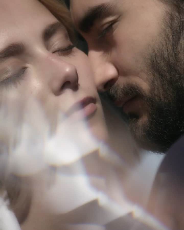 NICOLAS SIMOESのインスタグラム：「The first time we met, we talked and decided to do a quick photoshoot. A few smiles in front of my camera, me and you playing together for hours. We knew something happened at that precise moment🖤#TimeLessInstant for @lacoste 📸 @arbenjy_video」
