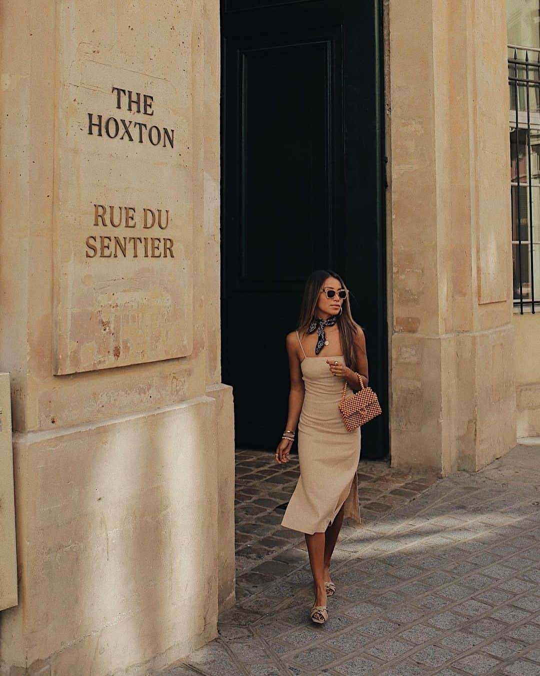 ジュリー・サリニャーナさんのインスタグラム写真 - (ジュリー・サリニャーナInstagram)「Walkin’ out of the cool @thehoxtonhotel & into summer weather in Paris! 💫 @rivieparis」9月23日 2時22分 - sincerelyjules