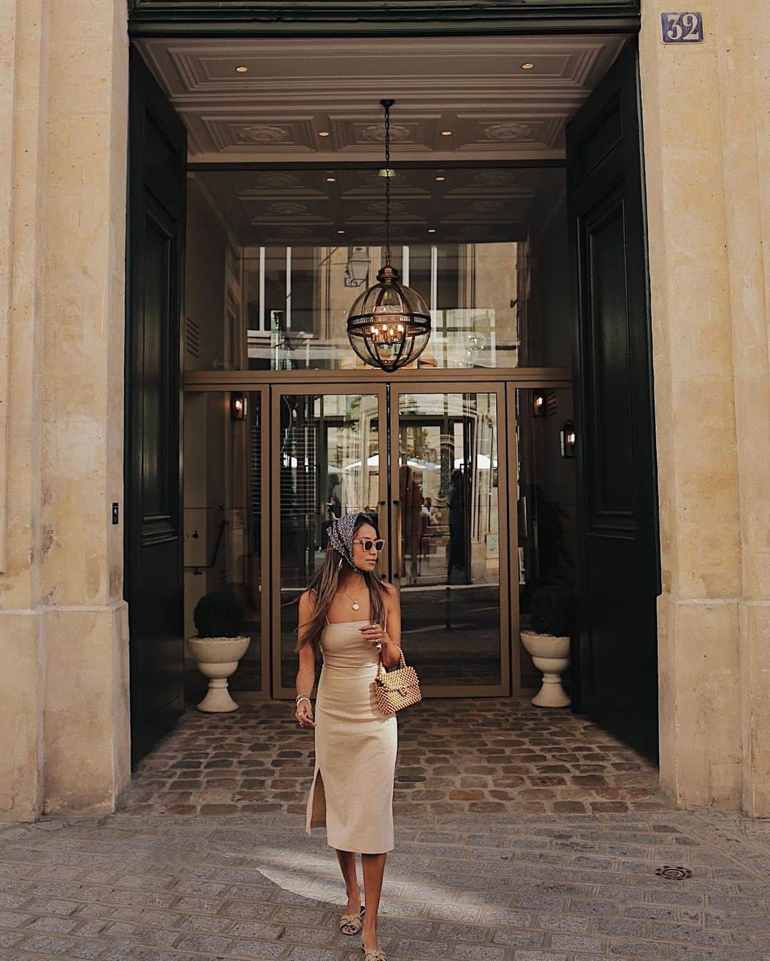 ジュリー・サリニャーナさんのインスタグラム写真 - (ジュリー・サリニャーナInstagram)「Walkin’ out of the cool @thehoxtonhotel & into summer weather in Paris! 💫 @rivieparis」9月23日 2時22分 - sincerelyjules