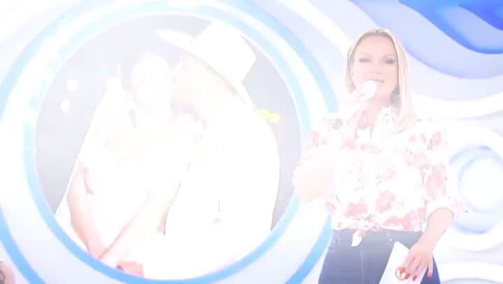 Eliana Michaelichin Bezerraのインスタグラム：「Tão lindos e apaixonados❤️ Daqui a pouco em nosso programa no SBT. Espero vcs às 15h. Até já!#programaeliana10anos #manowalter #eliana #casamento #wedding #familia #amor #love」