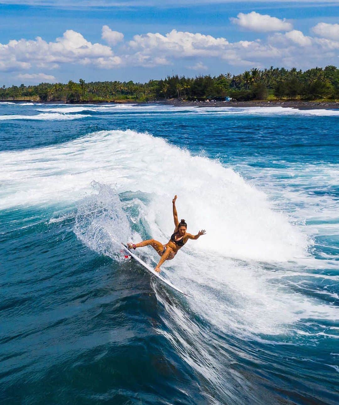 のインスタグラム：「Fins out, grins out! @MaliaManuel with a perfect slice in paradise. #Sanuk #SmilePassItOn (📷: @tallteef).」