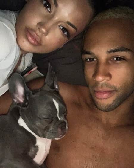 SIMON DESUEのインスタグラム：「Mit meinen Mädels 💕☺️ Sieht entspannt aus aber eine von den beiden ist ständig am furzen alter stinkt so extrem😂 weiss nich welche von den beiden.」