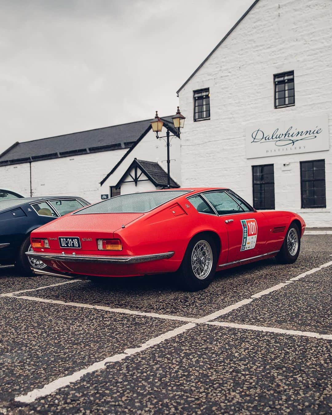 マセラティさんのインスタグラム写真 - (マセラティInstagram)「A Sunday spent appreciating some of the most notable Scottish traditions. Starting at the Blair Castle, we relished in the wonders of its medieval walls.  Afterwards, we brought #MaseratiInternationalRally's participants to the Dalwhinnie Malt Whisky Distillery to discover all the secrets of the highest distillery in Scotland. #MaseratiExperience」9月23日 3時22分 - maserati