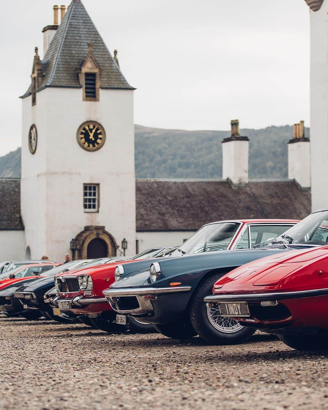 マセラティさんのインスタグラム写真 - (マセラティInstagram)「A Sunday spent appreciating some of the most notable Scottish traditions. Starting at the Blair Castle, we relished in the wonders of its medieval walls.  Afterwards, we brought #MaseratiInternationalRally's participants to the Dalwhinnie Malt Whisky Distillery to discover all the secrets of the highest distillery in Scotland. #MaseratiExperience」9月23日 3時22分 - maserati