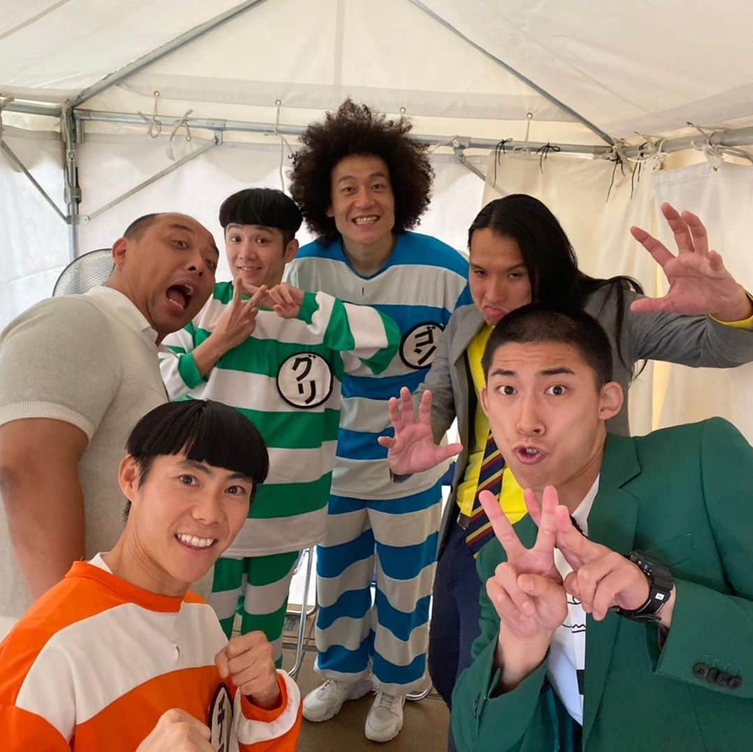 ゴンのインスタグラム：「久しぶりのビナウォーク！ たくさんのお客さんに来てもらいありがとうございました！！ 大好きな事務所の後輩達と一緒に仕事できて嬉しかった！😄 全員、東京タワー🗼で一緒に修行してた仲間が満を持してビナウォークへ  皆んな本当にめちゃくちゃウケてました〜  今やテレビスターの トム・ブラウンの人気凄かった🤣👍 #トムブラウン #どんぐりたけし #ビックスモールン  #マネージャーのiPhone11で撮影してもらったら広角レンズ付きだから引きで撮れるの凄いね！」