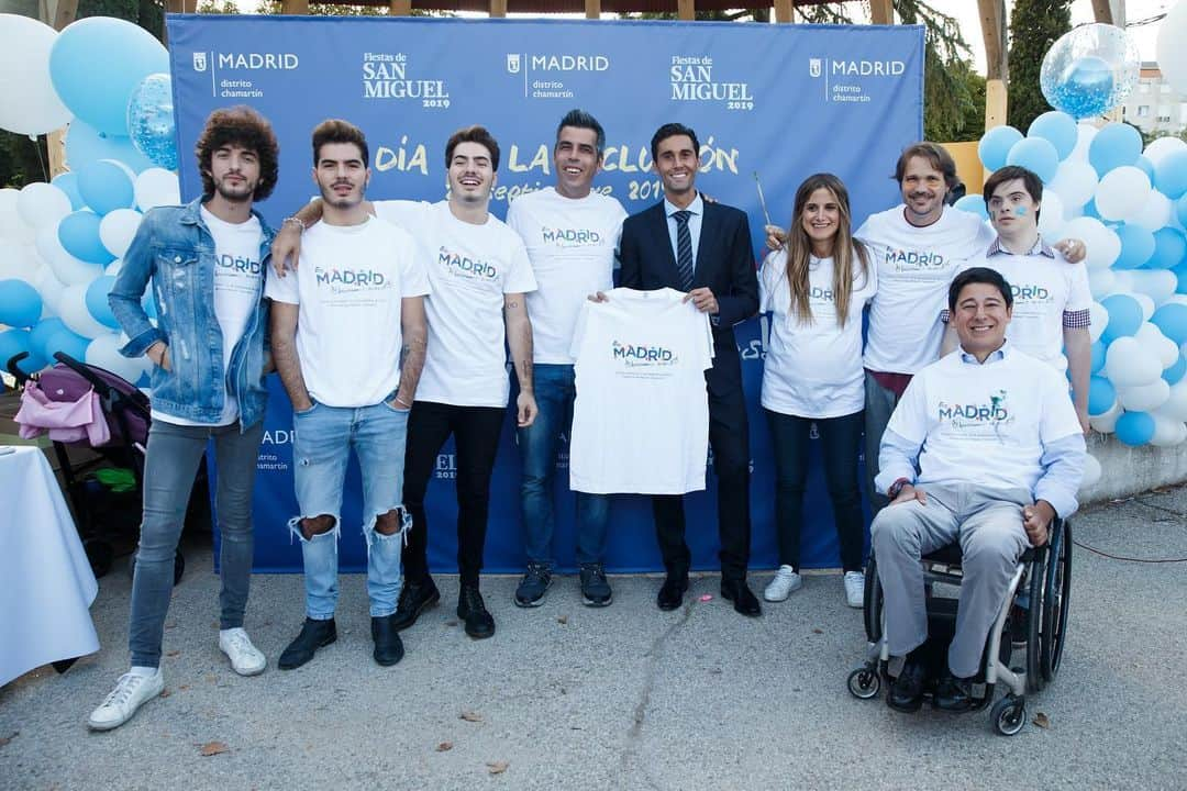 アルバロ・アルベロアさんのインスタグラム写真 - (アルバロ・アルベロアInstagram)「Hoy se ha celebrado en el distrito de Chamartin el ‘Día de la Inclusion’. La jornada ha contado con  múltiples actividades durante todo el día y he tenido el privilegio y la suerte de poder colaborar como embajador del @realmadrid en el acto central, ‘En Madrid, pintamos todos’. Gracias a Sonia Cea, concejala-presidenta del distrito, por contar con nosotros y por demostrar que Madrid es una ciudad en la que contamos todos y construimos entre todos.」9月23日 3時23分 - arbeloa