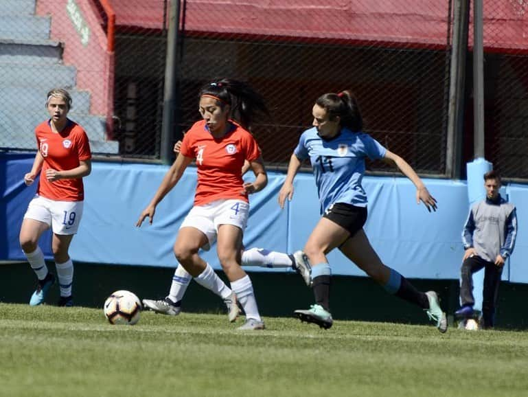 サッカーチリ代表チームさんのインスタグラム写真 - (サッカーチリ代表チームInstagram)「Lo dio vuelta Uruguay y se queda con el triunfo 🇺🇾 2-1 🇨🇱 Así termina la participación chilena en la Liga Sudamericana - Zona Sur」9月23日 3時24分 - laroja