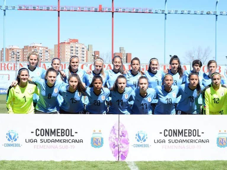 サッカーチリ代表チームさんのインスタグラム写真 - (サッカーチリ代表チームInstagram)「Lo dio vuelta Uruguay y se queda con el triunfo 🇺🇾 2-1 🇨🇱 Así termina la participación chilena en la Liga Sudamericana - Zona Sur」9月23日 3時24分 - laroja