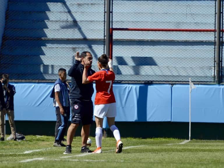 サッカーチリ代表チームさんのインスタグラム写真 - (サッカーチリ代表チームInstagram)「Lo dio vuelta Uruguay y se queda con el triunfo 🇺🇾 2-1 🇨🇱 Así termina la participación chilena en la Liga Sudamericana - Zona Sur」9月23日 3時24分 - laroja