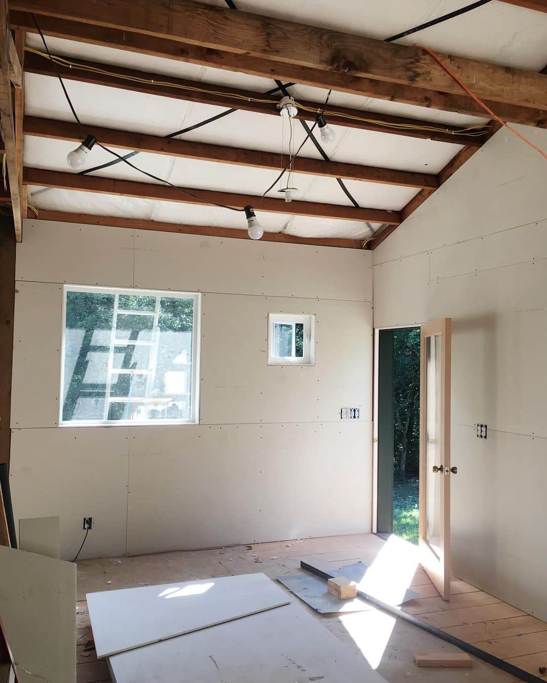 Ariele Alaskoのインスタグラム：「barn studio progress ✨」