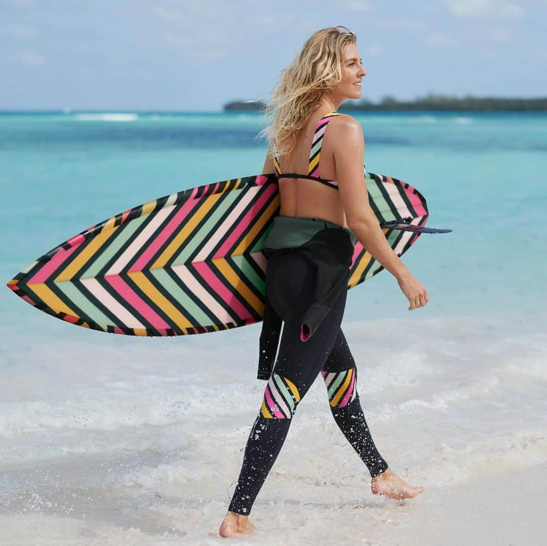 ロキシーさんのインスタグラム写真 - (ロキシーInstagram)「@stephaniegilmore saving around 25 plastic bottles everytime she paddles out in the #POPsurf 3/2mm Chest Zip Wetsuit. How are you making change? #SustainableFashion #ReduceReuseRecycle」9月23日 3時41分 - roxy