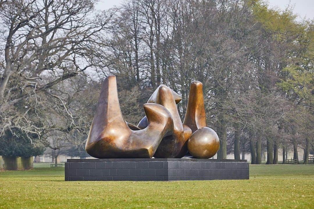 のインスタグラム：「Visit Houghton Hall in Norfolk, England, to see an exhibition of works by Henry Moore before it closes next weekend!  On the occasion the show, Sebastiano Barassi wrote about the centrality of nature in the work of Moore—as form, material, inspiration, and site—for “Gagosian Quarterly.” Read the article via the link in our bio. __________ #HenryMoore #HoughtonHall #Gagosian @henrymoorestudios @houghton_hall Henry Moore, "Three Piece Sculpture: Vertebrae," 1968–69, installation view, Houghton Hall, Norfolk, England, May 1–September 29, 2019 © Henry Moore Foundation. Photo: Pete Huggins」