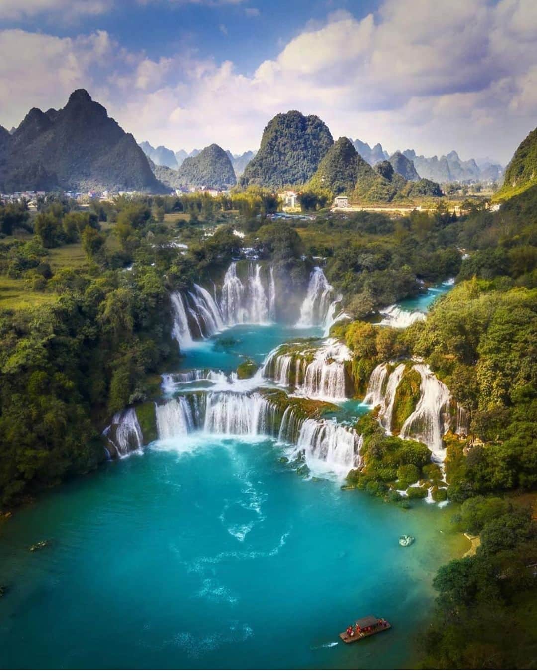 Earth Picsさんのインスタグラム写真 - (Earth PicsInstagram)「Beautiful waterfalls on the boarder is Vietnam 🇻🇳 and China 🇨🇳. 📸 by @guutoby」9月23日 3時49分 - earthpix