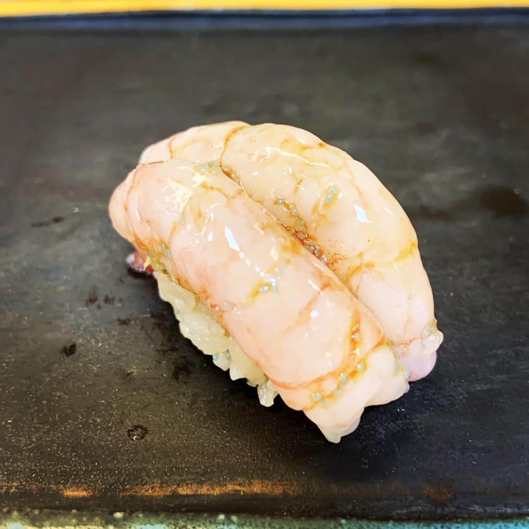 志摩有子さんのインスタグラム写真 - (志摩有子Instagram)「三連休中日は谷中の松寿司に。樋長の鮪三種に雲丹バーガー、アジフライなどなどいつも通りの大充実っぷりのラインナップに大満足。シメはカリカリの塩かっぱ。今宵も美味しゅうございました。 #谷中 #松寿司 #週末営業 #谷根千」9月23日 4時16分 - ariko418