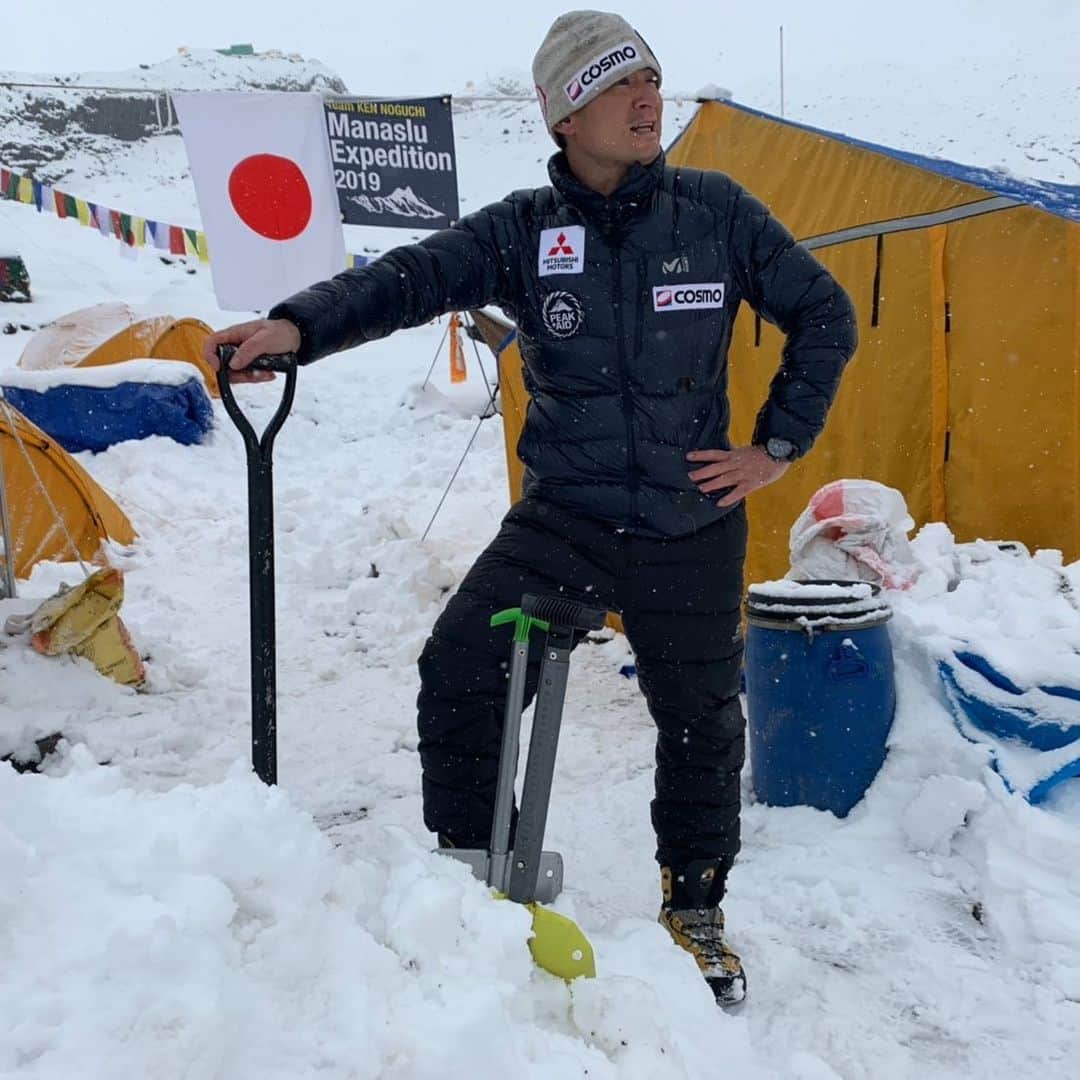 野口健さんのインスタグラム写真 - (野口健Instagram)「夜中から再び大雪。マナスル入りしてから晴れたのは1日だけ。他の登山隊では、雪の重みでテントが潰れたりしていますが、我が隊は無事。 明日から上部に上がります。雪崩には要注意。気をつけます。皆、元気。」9月23日 4時20分 - noguchiken8848