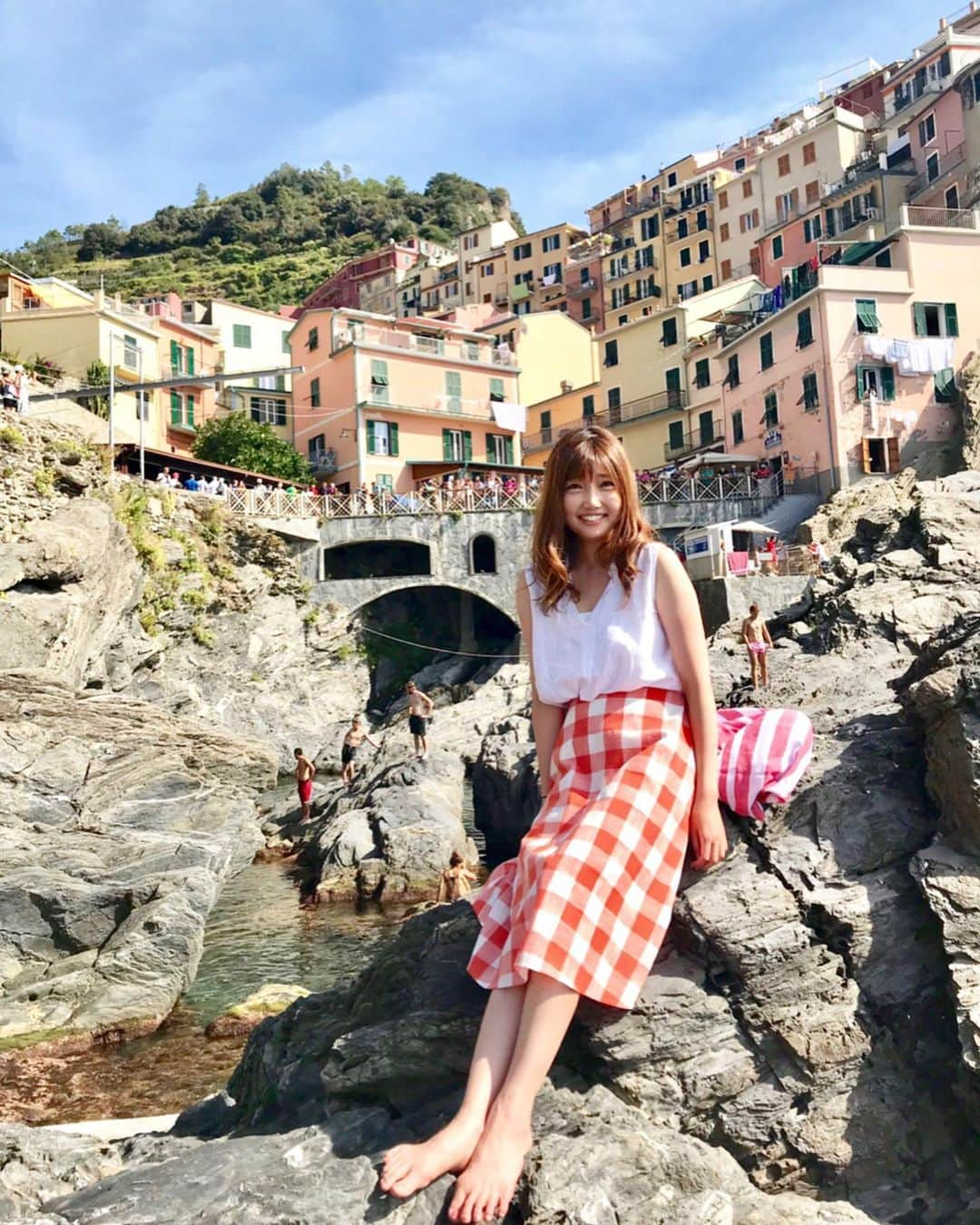 橘珠里さんのインスタグラム写真 - (橘珠里Instagram)「Cinque Terre ⠀ ⠀ イタリア旅行の最後は、 南イタリア アマルフィから⇨イタリアの北西部 #ジェノバ の街へ移動し✈️  イタリア人ご夫婦のお宅に2泊させていただきました🏡 ⠀ ⠀ この写真の場所は、ジェノバから車で🚗約2〜3時間ほどかけて連れて行ってくれた #世界遺産 にも登録されている #チンクエテッレ です⠀ ⠀ イタリア北西部のリグーリア海岸の5つの村のことをまとめてそう呼ぶのですが、こちらはそのうちの #マナローラ という村です🏘🏖 ⠀ ⠀ カラフルな街に綺麗な海、活気がありとても素敵でした✨ ⠀ ⠀ ちょっとひきつった笑顔をしているのは、実は結構高い岩の上にいてビクビクしているからです笑⠀ ⠀ 旅行中は #脱毛 をしていると本当に楽ちんで便利ですよね◎ ⠀ ⠀ おすすめの #脱毛サロン 『 #銀座カラー 』( @ginzacalla_official ) さんでは、現在、ギフト券やお食事券が当たる #オータムスクラッチキャンペーン を開催中✨💡 ⠀ 脱毛が気になっている方は、ぜひこの機会に無料カウンセリング予約をしてみてください🍀 公式アカウント『 @ginzacalla_official 』 URLから可能です🤳🏻 *----*----*----*----* #脱毛 #全身脱毛 #顔脱毛  #ムダ毛処理 #美肌ケア #美肌 #素肌ケア #旅行 #イタリア旅行 #タビジョ #callaPR #skincare #CinqueTerre  #Manarola #italy #italytrip #worldheritage」9月23日 9時49分 - jurinu