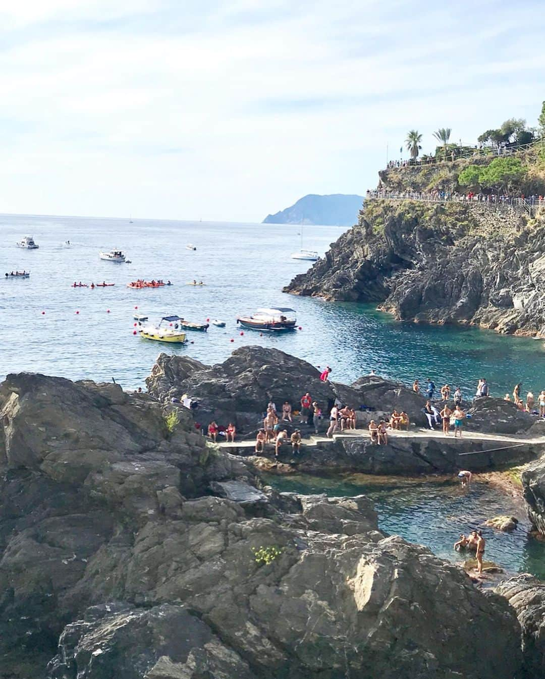 橘珠里さんのインスタグラム写真 - (橘珠里Instagram)「Cinque Terre ⠀ ⠀ イタリア旅行の最後は、 南イタリア アマルフィから⇨イタリアの北西部 #ジェノバ の街へ移動し✈️  イタリア人ご夫婦のお宅に2泊させていただきました🏡 ⠀ ⠀ この写真の場所は、ジェノバから車で🚗約2〜3時間ほどかけて連れて行ってくれた #世界遺産 にも登録されている #チンクエテッレ です⠀ ⠀ イタリア北西部のリグーリア海岸の5つの村のことをまとめてそう呼ぶのですが、こちらはそのうちの #マナローラ という村です🏘🏖 ⠀ ⠀ カラフルな街に綺麗な海、活気がありとても素敵でした✨ ⠀ ⠀ ちょっとひきつった笑顔をしているのは、実は結構高い岩の上にいてビクビクしているからです笑⠀ ⠀ 旅行中は #脱毛 をしていると本当に楽ちんで便利ですよね◎ ⠀ ⠀ おすすめの #脱毛サロン 『 #銀座カラー 』( @ginzacalla_official ) さんでは、現在、ギフト券やお食事券が当たる #オータムスクラッチキャンペーン を開催中✨💡 ⠀ 脱毛が気になっている方は、ぜひこの機会に無料カウンセリング予約をしてみてください🍀 公式アカウント『 @ginzacalla_official 』 URLから可能です🤳🏻 *----*----*----*----* #脱毛 #全身脱毛 #顔脱毛  #ムダ毛処理 #美肌ケア #美肌 #素肌ケア #旅行 #イタリア旅行 #タビジョ #callaPR #skincare #CinqueTerre  #Manarola #italy #italytrip #worldheritage」9月23日 9時49分 - jurinu