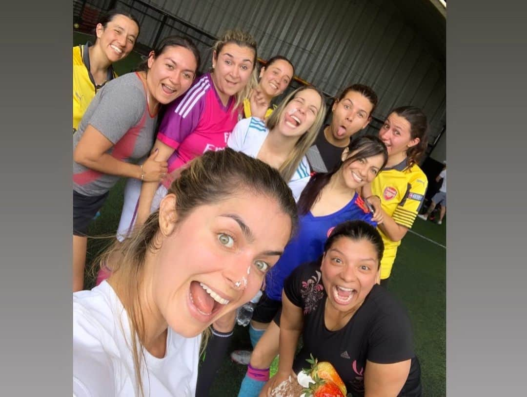 CRISSHURTADOさんのインスタグラム写真 - (CRISSHURTADOInstagram)「Domingo de fútbol, y hasta de celebración!! . Que linda sorpresa chicas, gracias de corazón! . Gracias @prisci_gc por ser la artífice de esto, y aunque mi cumple ya pasó, el mes no termina, aún se vale celebrar y yoooooo F E L I Z 😃🎊🎉」9月23日 4時39分 - crisshurtado