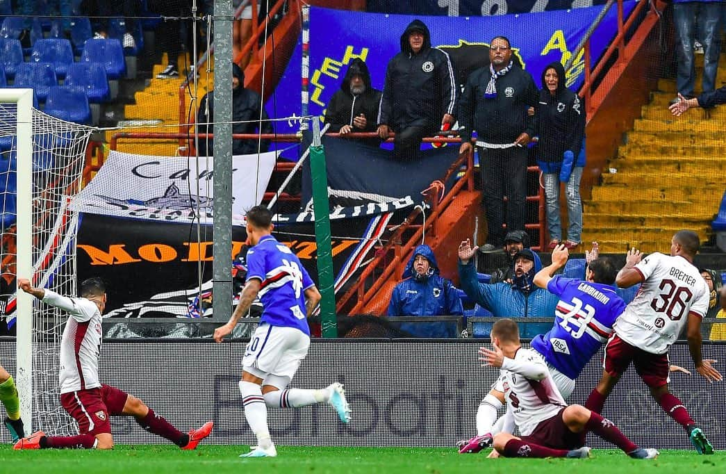 マノロ・ガッビアディーニさんのインスタグラム写真 - (マノロ・ガッビアディーニInstagram)「Forza Samp!!! ⚽️ 🔵⚪🔴⚫⚪🔵」9月23日 4時46分 - manologabbiadini