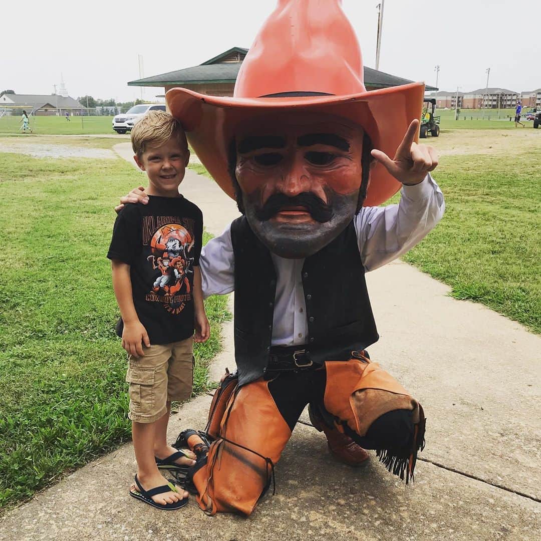 デリック・ディラードのインスタグラム：「We had a great time hanging out with Pistol Pete this afternoon!  Israel loved it and may end up being the first three-Pete!  First generation: 1976-78; Second generation: 2009-11; Third generation: ?-? Thanks mima @cldilla for the tickets!  #legacy #gopokes」