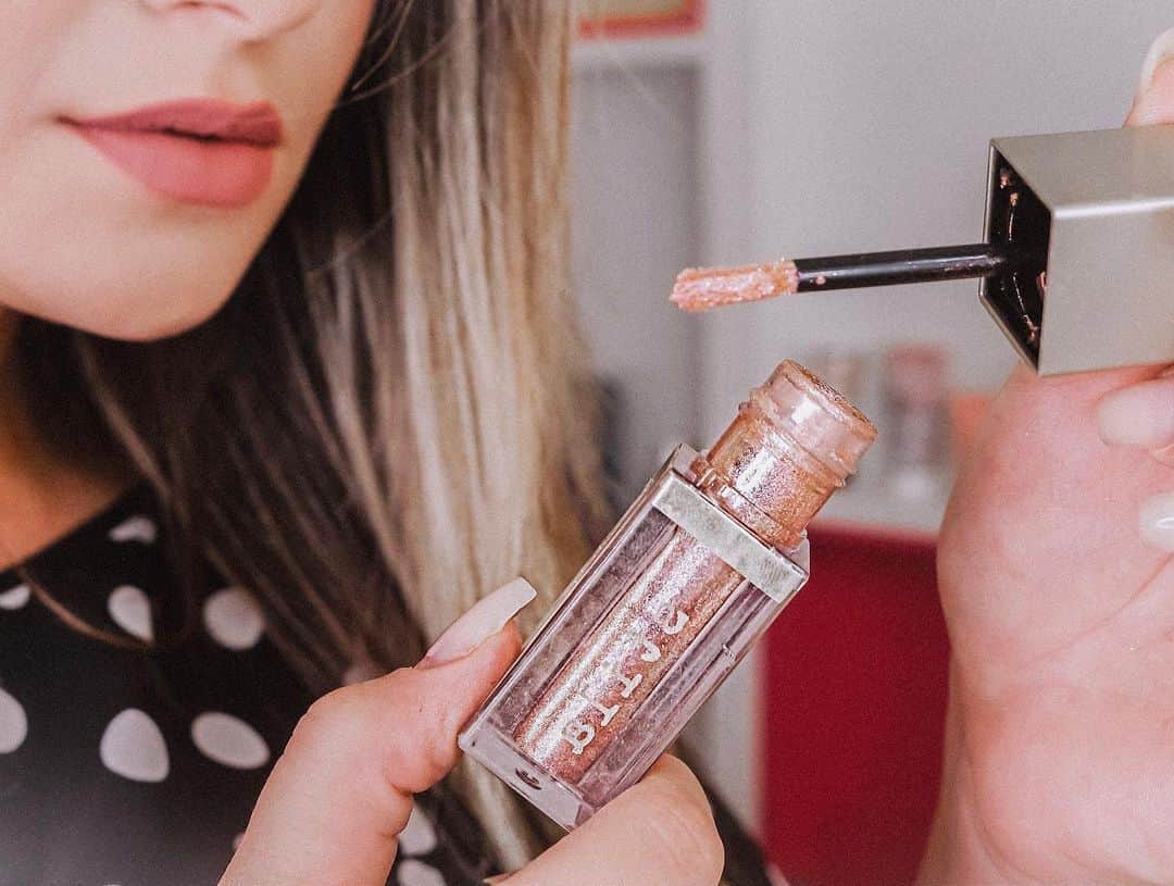 Stila Cosmeticsさんのインスタグラム写真 - (Stila CosmeticsInstagram)「#sundayfunday with our #glitterandglow 🤩 Light-weight and long-wearing, the best way to add major glam to your gaze is with our Glitter & Glow Liquid Eye Shadows!  No fallout, no creasing, just straight gleaming ✨ 📸: @jezlauar Available @revolve & @revolvebeauty #stilacosmetics #revolve #glittermakeup」9月23日 4時59分 - stilacosmetics