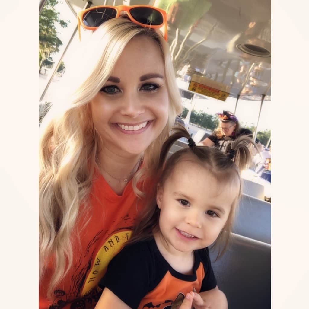 カーラ・モナコのインスタグラム：「The most beautiful morning, with my sweetest pumpkin. 🎃🖤👻」