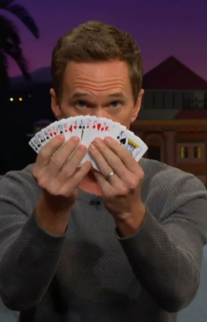 ニール・パトリック・ハリスのインスタグラム：「Love when Neil does magic tricks! 🤩😂 #neilpatrickharris #nph #constancewu #tagsforlikes #actor #lovehim #handsome #interview #magicmisfits #magictrick #jamescorden #awesome #legendary @nph 💙」