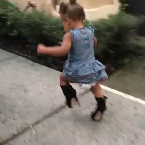 ゲームのインスタグラム：「How women walk in the club on their 21st birthday 🤣🤣🤣🤣🤣 #1stTimeInHeelsHeadAhhh」