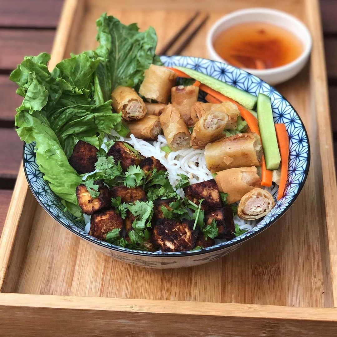 Antonietteのインスタグラム：「Sunday Búnday! 🍲 My Filipino take on Vietnamese bún cha gio. Used  lumpia Shanghai and marinated adobo tofu to top the mound of rice noodles and crisp, crunchy veggies underneath. Drizzle some nuoc cham and it’s perfect for warm weather eating! ☀️ #summerisnotover」