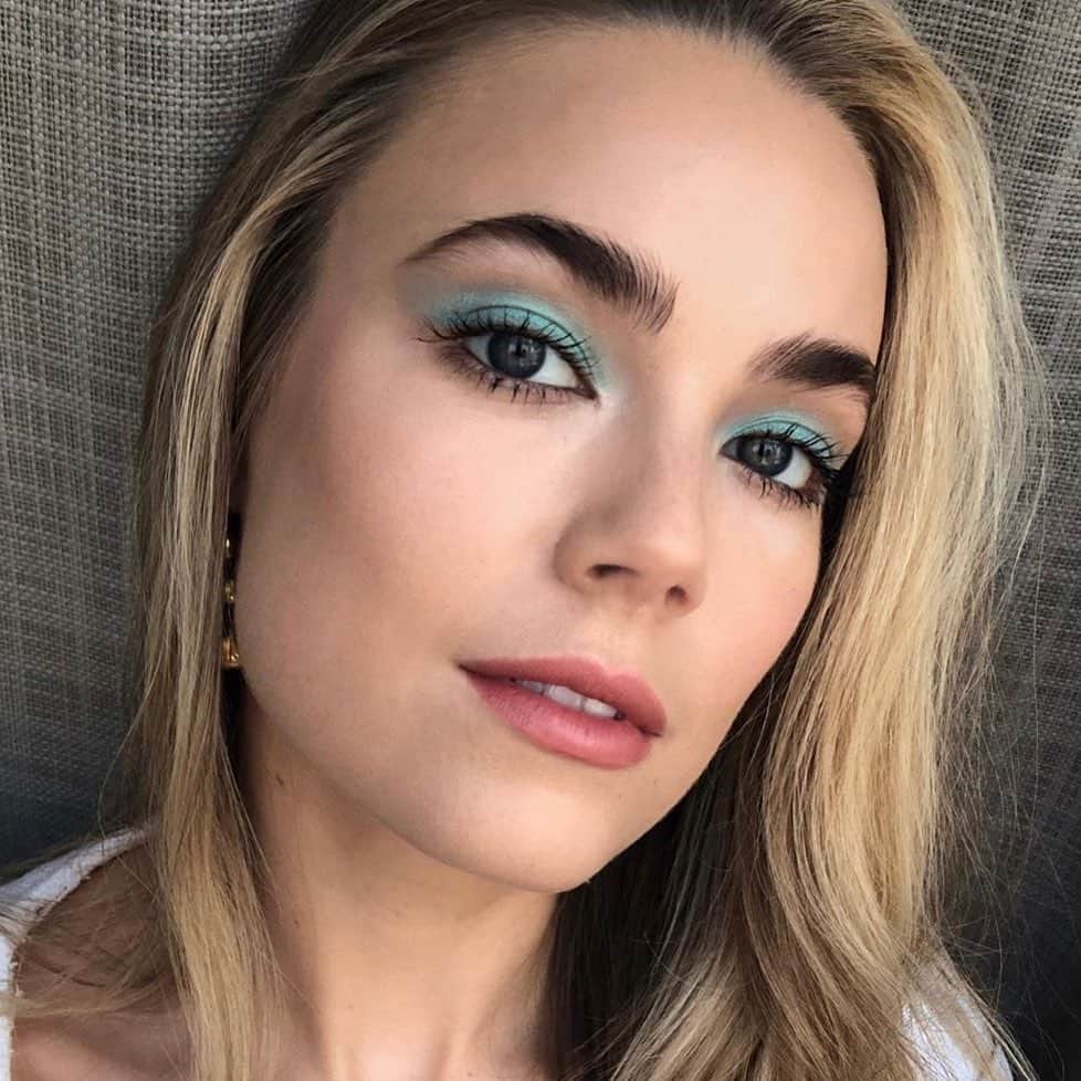 Maybelline New Yorkさんのインスタグラム写真 - (Maybelline New YorkInstagram)「Obsessed with @rebeccarittenhouse teal-blue shadow! Leave only 😍 if you love this glam! @makeupvincent used tattoo studio gel pencils in ‘deep teal’, ‘polished white’, and the #citykits palette in ‘urban lights’. He finished the look with our #madeforall lipstick in ‘mauve for me’. #mnyitlook #regram」9月23日 5時44分 - maybelline
