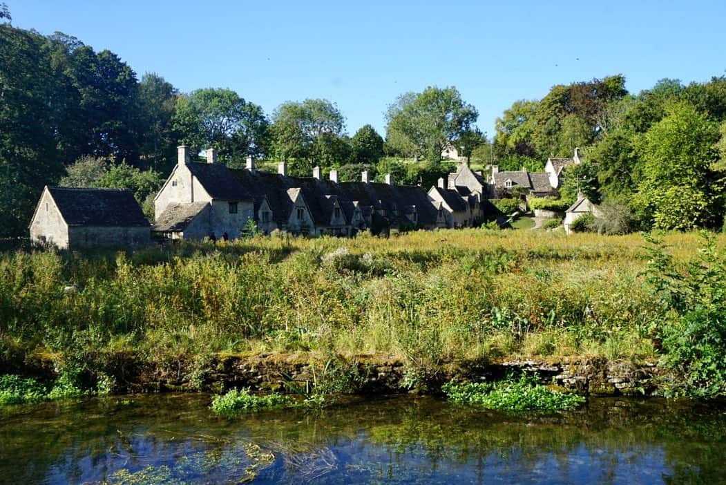松林裕香さんのインスタグラム写真 - (松林裕香Instagram)「イギリス、フランス周遊紀が始まります📷﻿ ヨーロッパの村は行けば行くほど美しい。﻿ その国ごとに全然違う美しい姿を見せてくれる村の虜です☺️﻿ バイベリーの街並み。﻿ 小さな小さな村には白鳥とカモが沢山住んでます。﻿ 風景は加工なしの写真を載せていきたいなと‼︎﻿ リアルな色を📷﻿ ﻿ ✔︎ Bibury /﻿ Cotswolds ﻿ #イギリス#イングランド#英国#村#genic_mag#ファッション#yukajourneyy#旅行#trip#japanese#バイベリー#Bibury#コッツウォルズ#Cotswolds」9月23日 5時48分 - yukapiano_