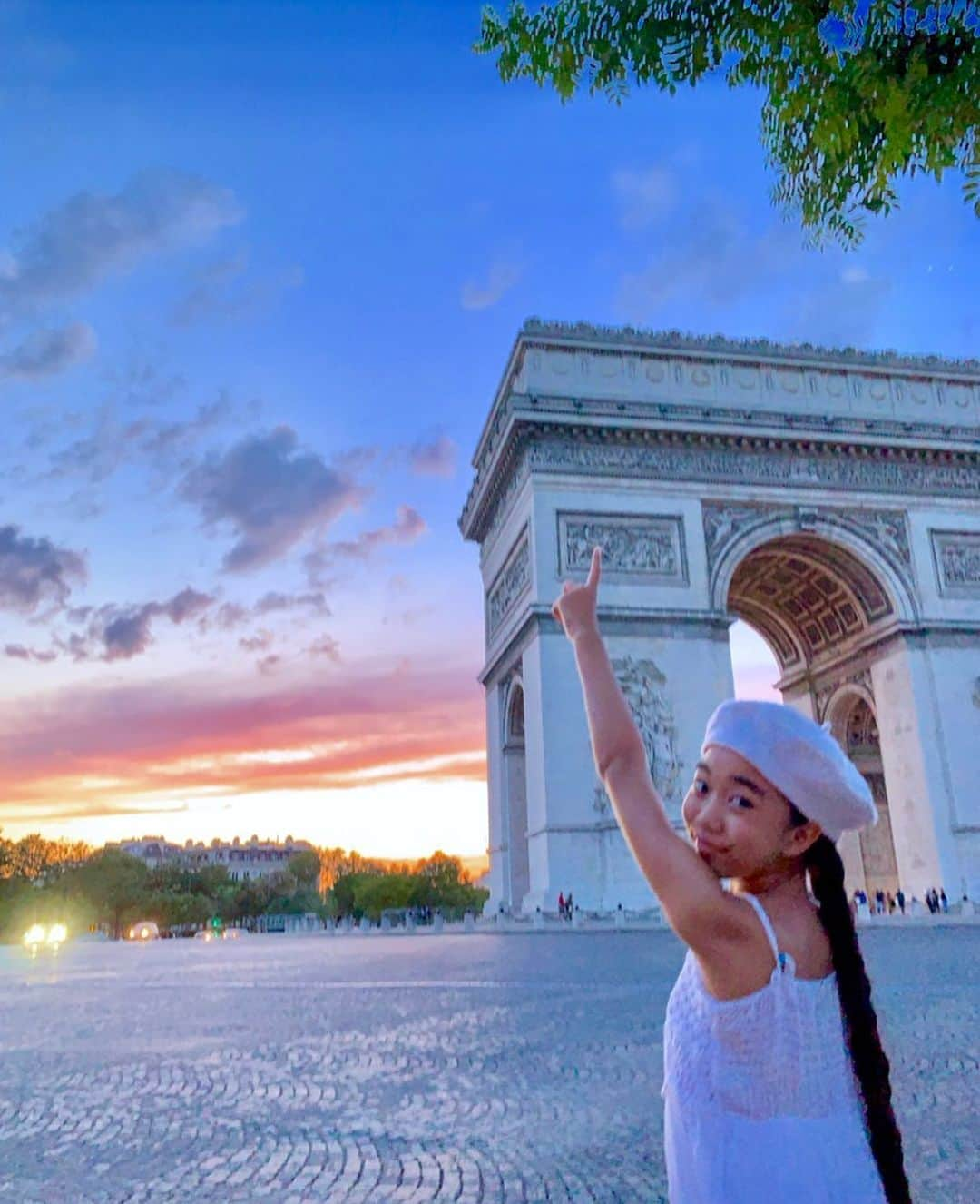 Laraさんのインスタグラム写真 - (LaraInstagram)「A beautiful sunset at l’arc de triomphe . .  凱旋門からみえる夕焼けがきれいだったな #夏休みの思い出 #larasummerholiday」9月23日 6時25分 - fa_la_lara