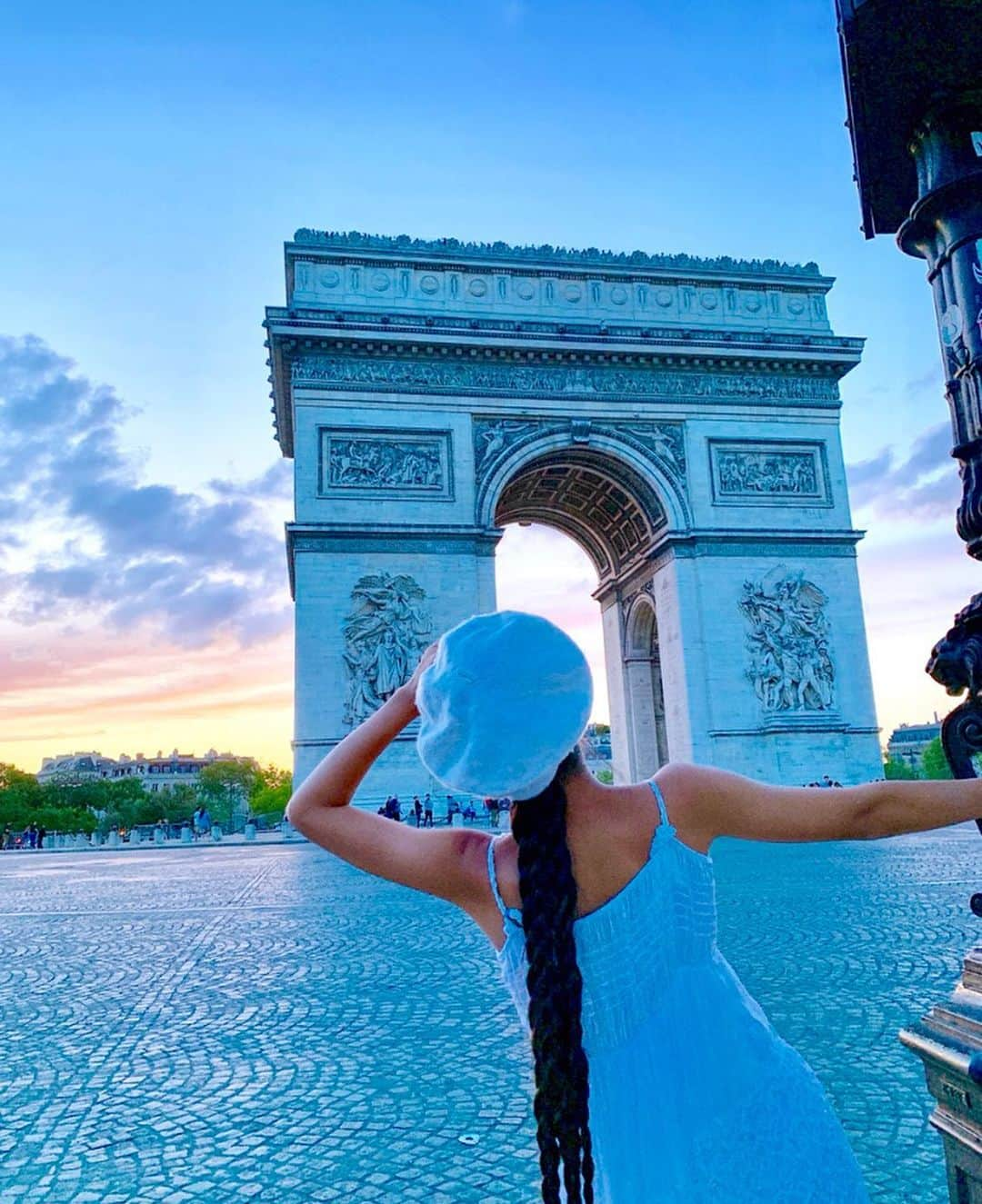 Laraさんのインスタグラム写真 - (LaraInstagram)「A beautiful sunset at l’arc de triomphe . .  凱旋門からみえる夕焼けがきれいだったな #夏休みの思い出 #larasummerholiday」9月23日 6時25分 - fa_la_lara